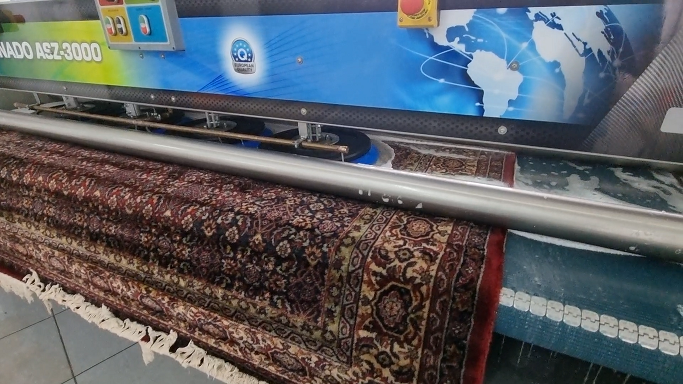 Καθαρισμός χαλιών με τελευατίου τύπου μηχανή Carpet cleaning machine